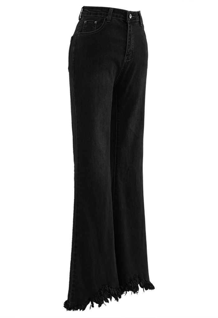 Klassische Flare-Jeans mit Troddelsaum in Schwarz