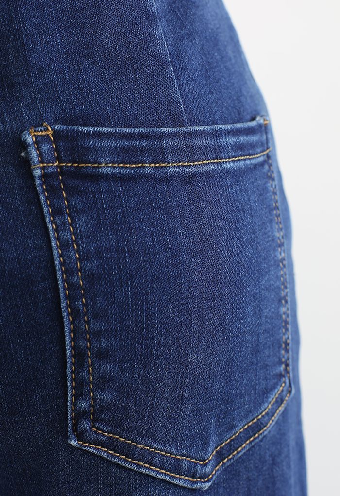 Klassische Flare-Jeans mit Troddelsaum und Taschen in Marineblau