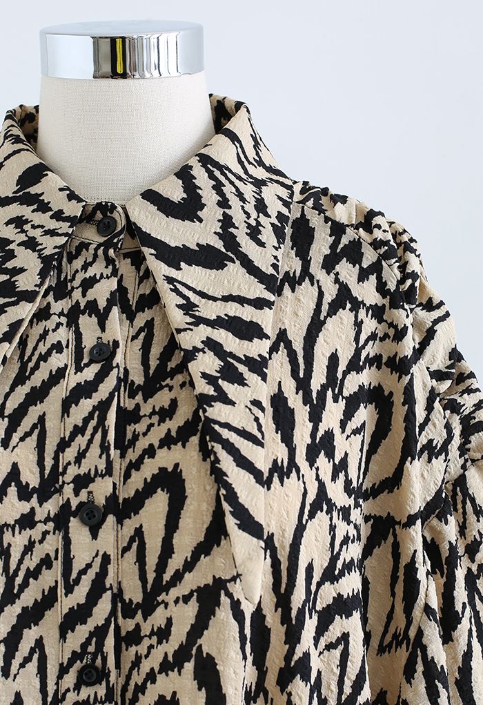 Übergroßes Hemd mit ausgestelltem Saum und Tigermuster in Khaki