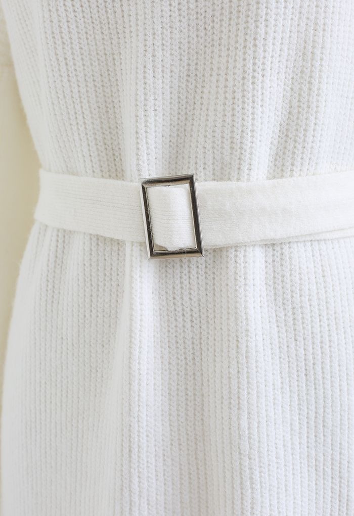 Geripptes Pulloverkleid mit Gürtel in Weiß