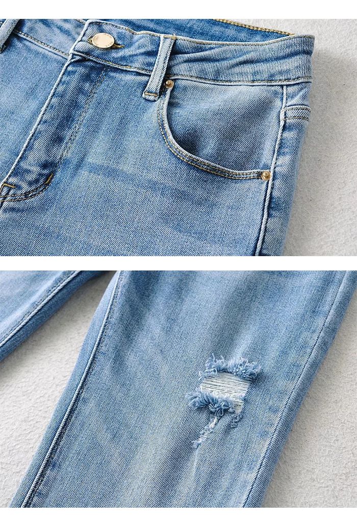 Zerrissene Flare-Jeans mit geknöpftem Saum