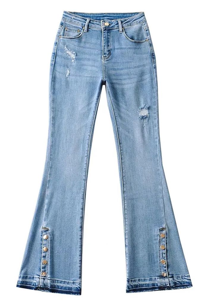 Zerrissene Flare-Jeans mit geknöpftem Saum