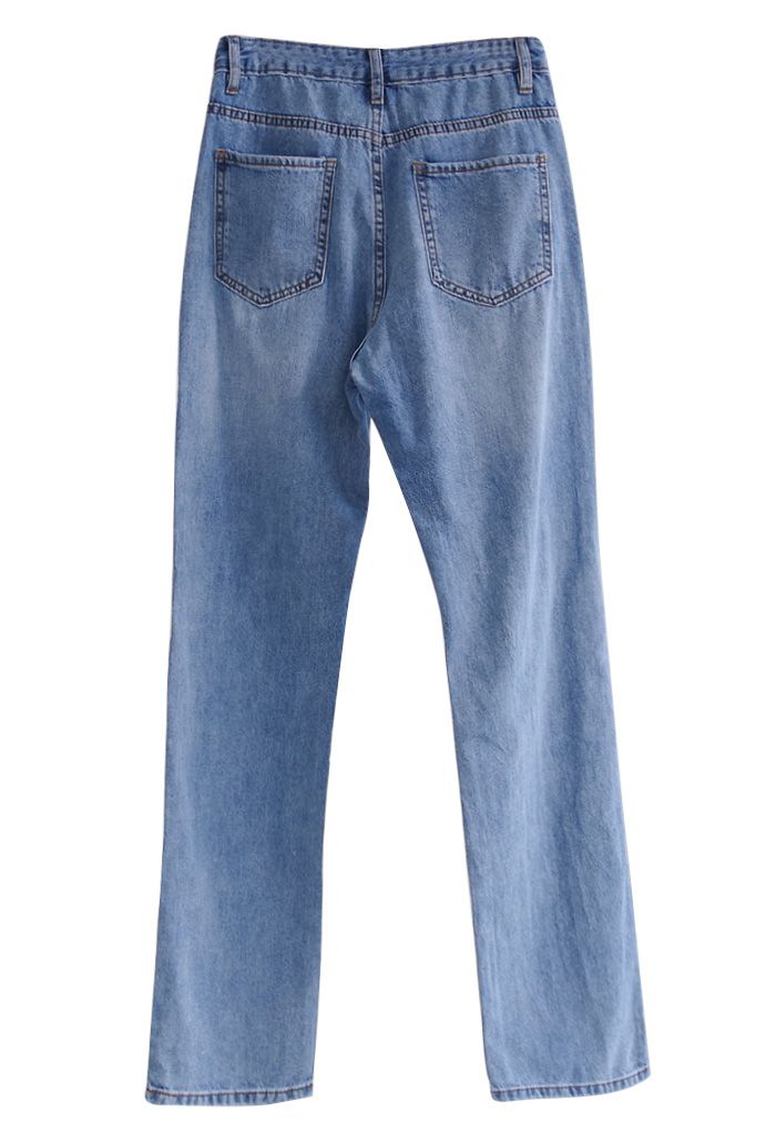 Hoch taillierte Jeans mit zerrissenen Details