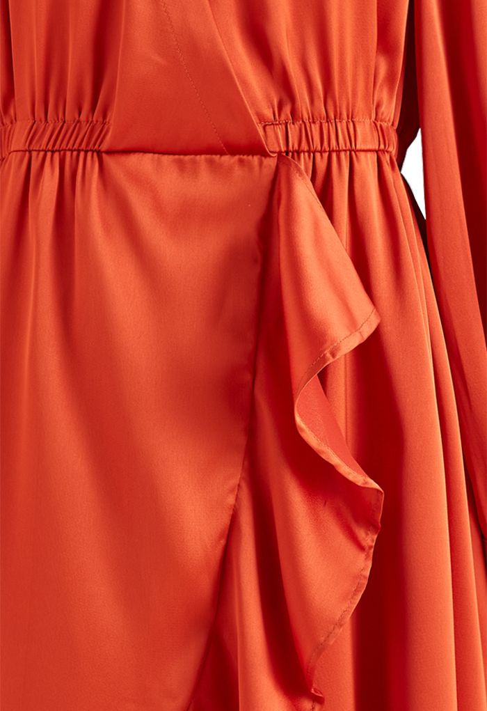 Asymmetrisches Wickelkleid aus Satin mit Rüschensaum in Orangefarben