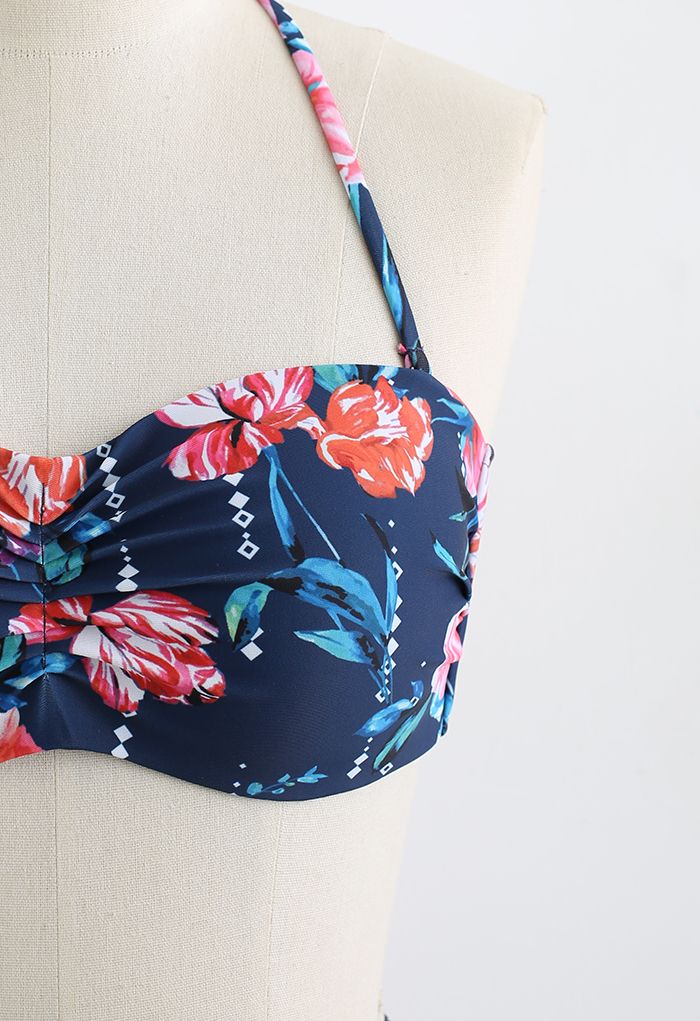 Marineblaues Bikini-Set mit Neckholder und Blumenmuster