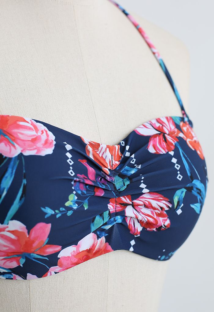 Marineblaues Bikini-Set mit Neckholder und Blumenmuster