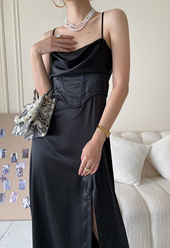 Cami-Kleid aus Satin mit Wasserfallausschnitt und Korsett-Taille in Schwarz