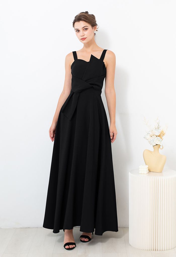 Cami-Kleid mit übertriebenen Knoten in Schwarz