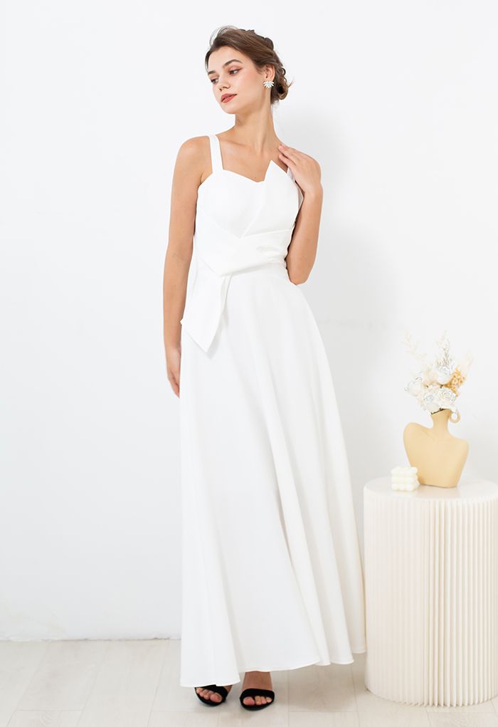 Cami-Kleid mit übertriebenen Knoten in Weiß