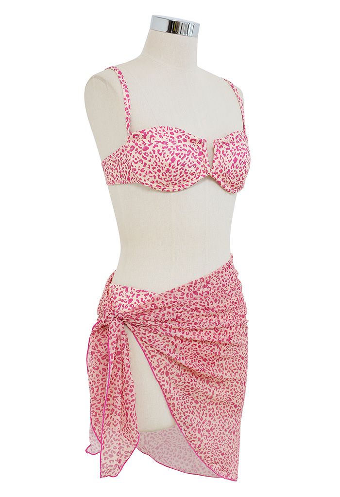 Bikini-Set mit Leopardenmuster und Sarong in Rosa