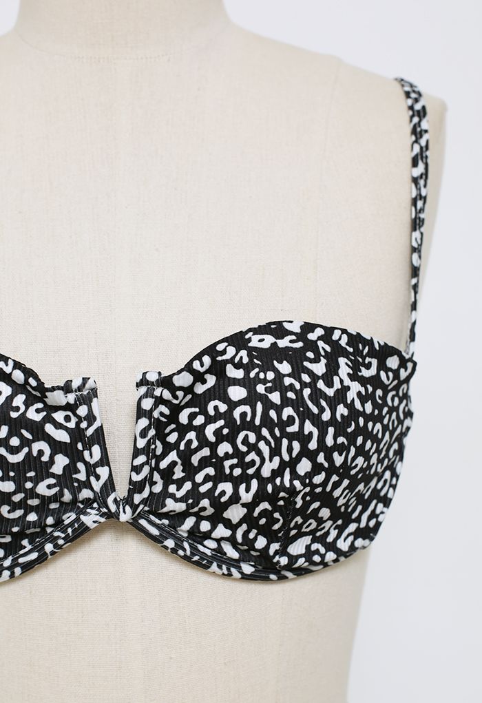 Bikini-Set mit Leopardenmuster und Sarong in Schwarz