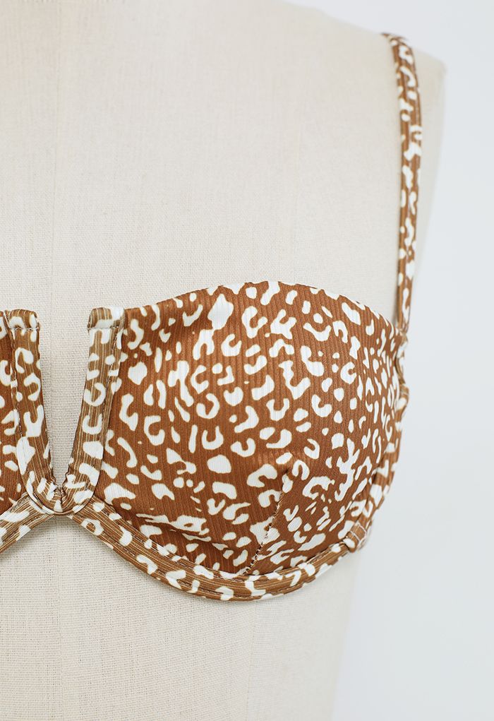 Bikini-Set mit Leopardenmuster und Sarong in Braun