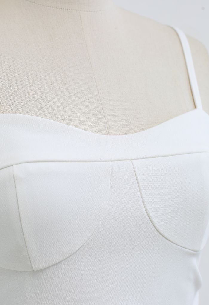 Cami-Kleid mit gerüschtem Kordelzug und geschlitztem Saum in Weiß