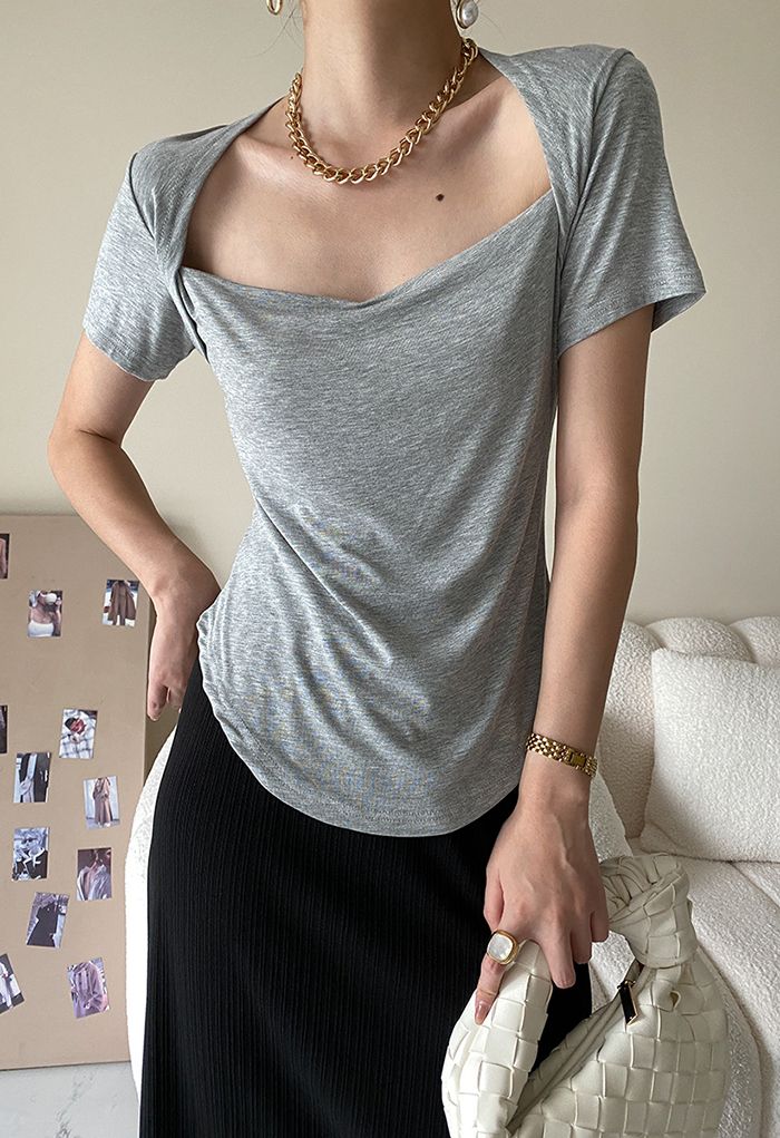 Kurzärmliges T-Shirt mit Herzausschnitt in Grau