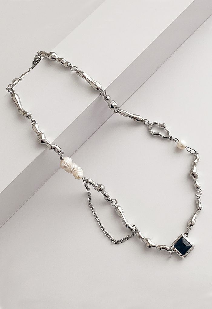 Halskette mit schwarzem quadratischem Anhänger aus Metall