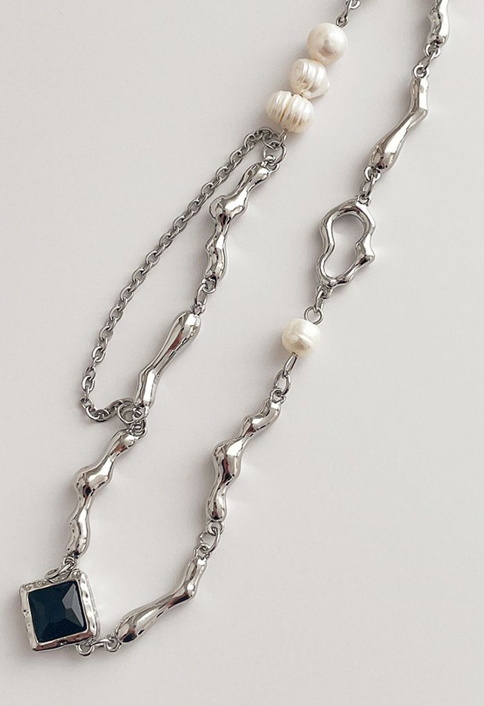 Halskette mit schwarzem quadratischem Anhänger aus Metall