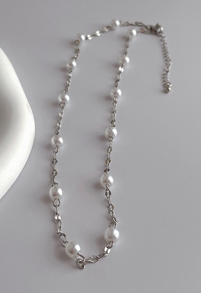 Halskette mit schimmernder Perlenverzierung