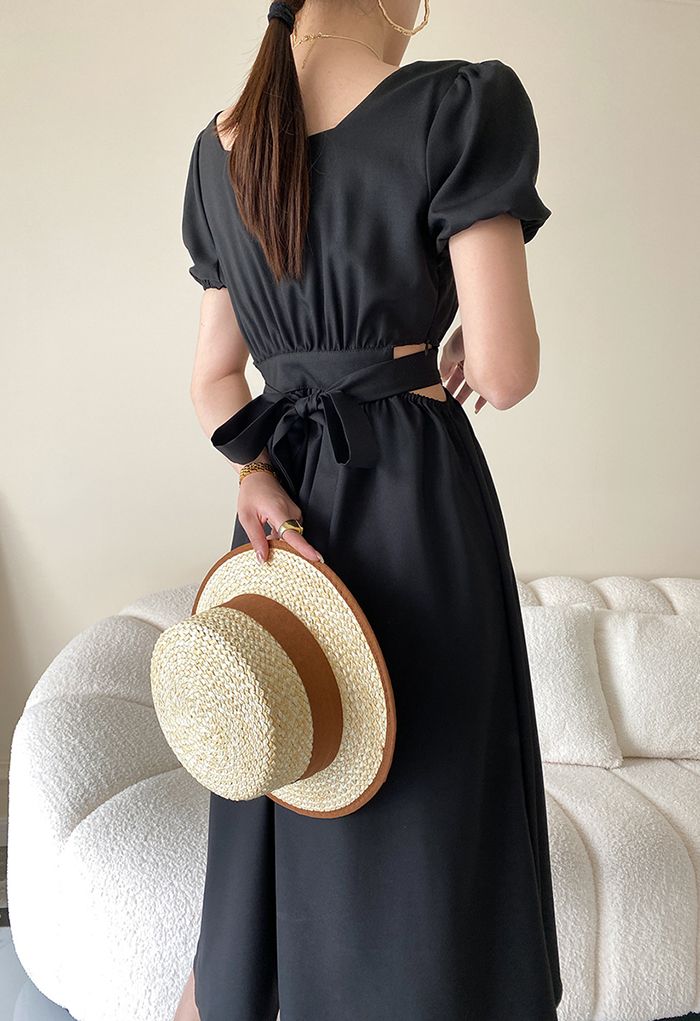 Kleid mit eckigem Ausschnitt und Ausschnitt in der Taille in Schwarz