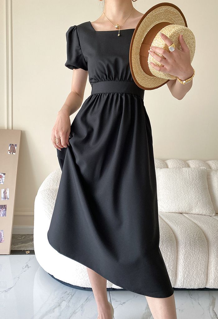 Kleid mit eckigem Ausschnitt und Ausschnitt in der Taille in Schwarz