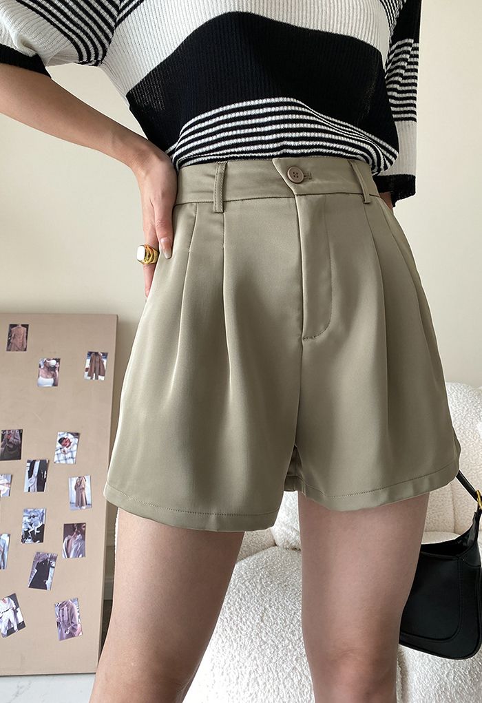 Klassische Satin-Shorts mit Seitentaschen in Moosgrün