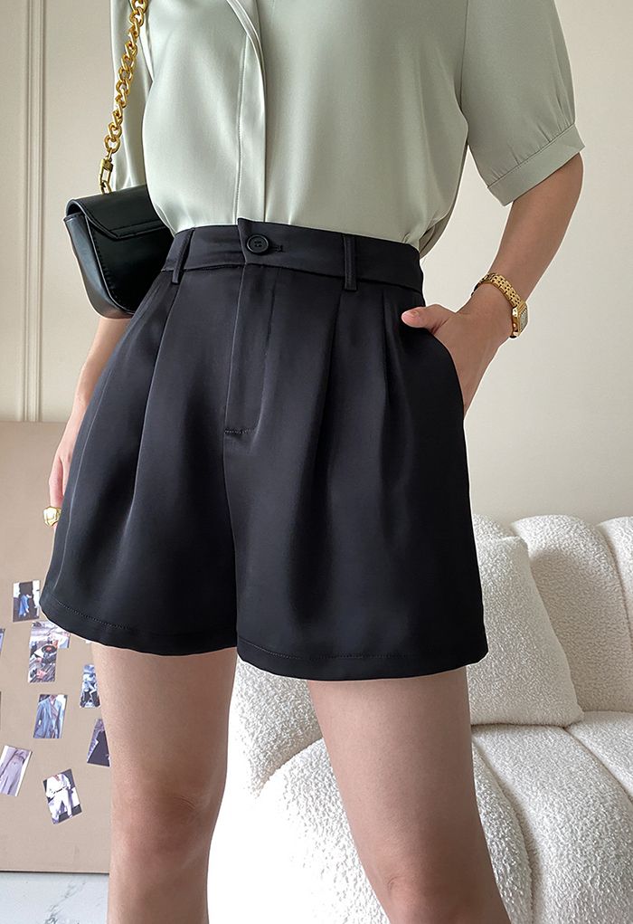 Klassische Satin-Shorts mit Seitentaschen in Schwarz