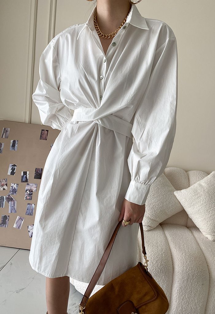 Geknöpftes Hemdkleid mit verdrehter Taille in Weiß