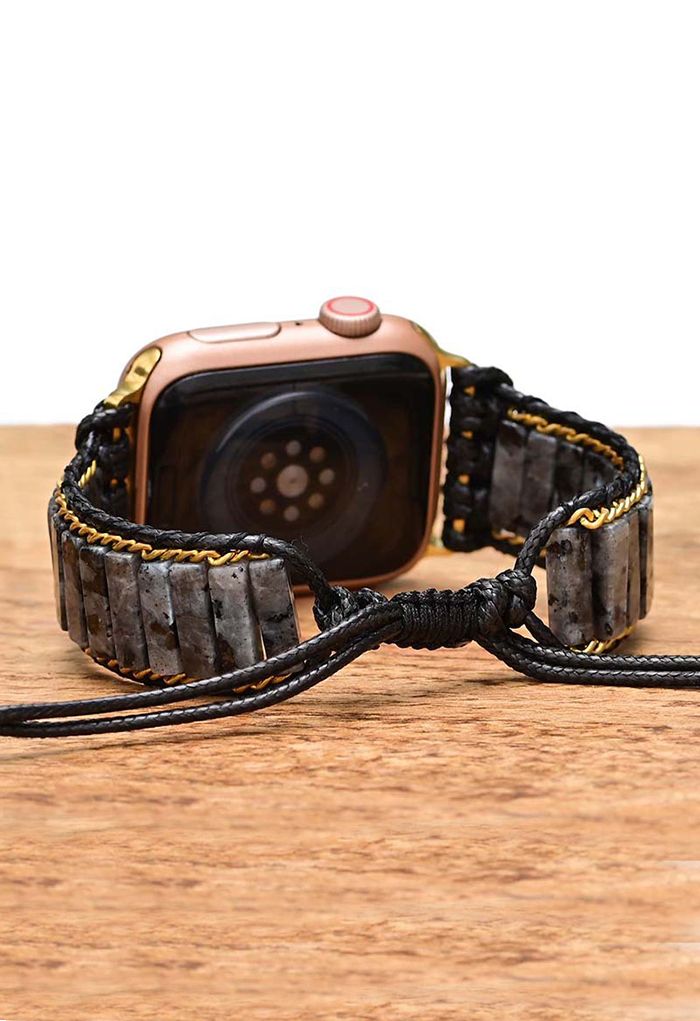 Glänzendes Uhrenarmband aus schwarzem Natursteingeflecht