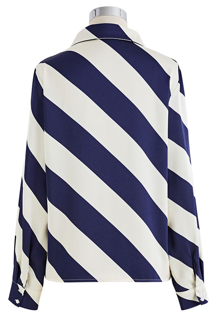 Satinhemd mit diagonalen Streifen und V-Ausschnitt in Marineblau