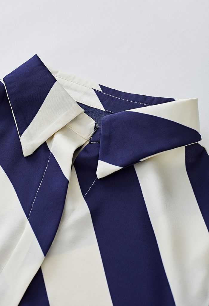 Satinhemd mit diagonalen Streifen und V-Ausschnitt in Marineblau