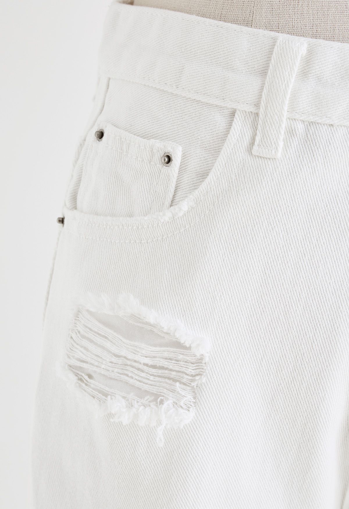 Flare-Jeans mit zerrissenem Detail und geschlitztem Saum