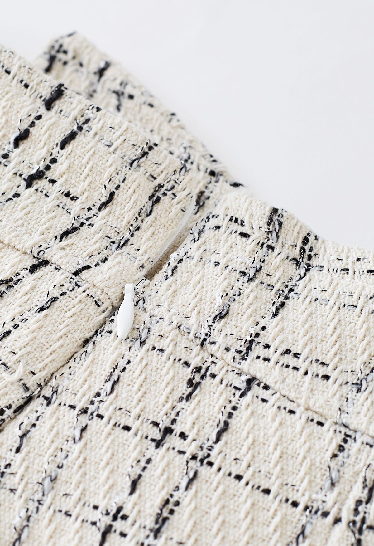 Geknöpfte Skorts aus Gitter-Tweed mit Klappe in Elfenbein