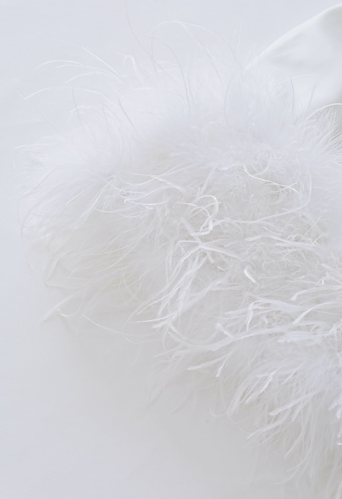 Ethereal Feather Langarm-Satinkleid in Weiß