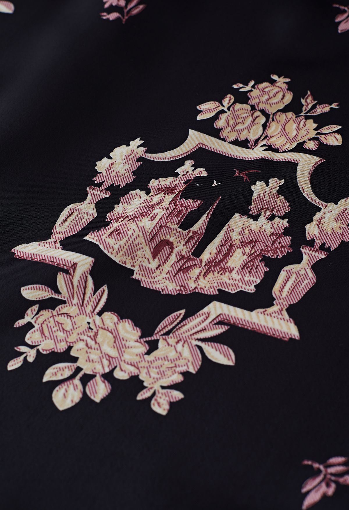 Geknöpftes Satin-Hemd mit Blumenschloss-Print in Schwarz