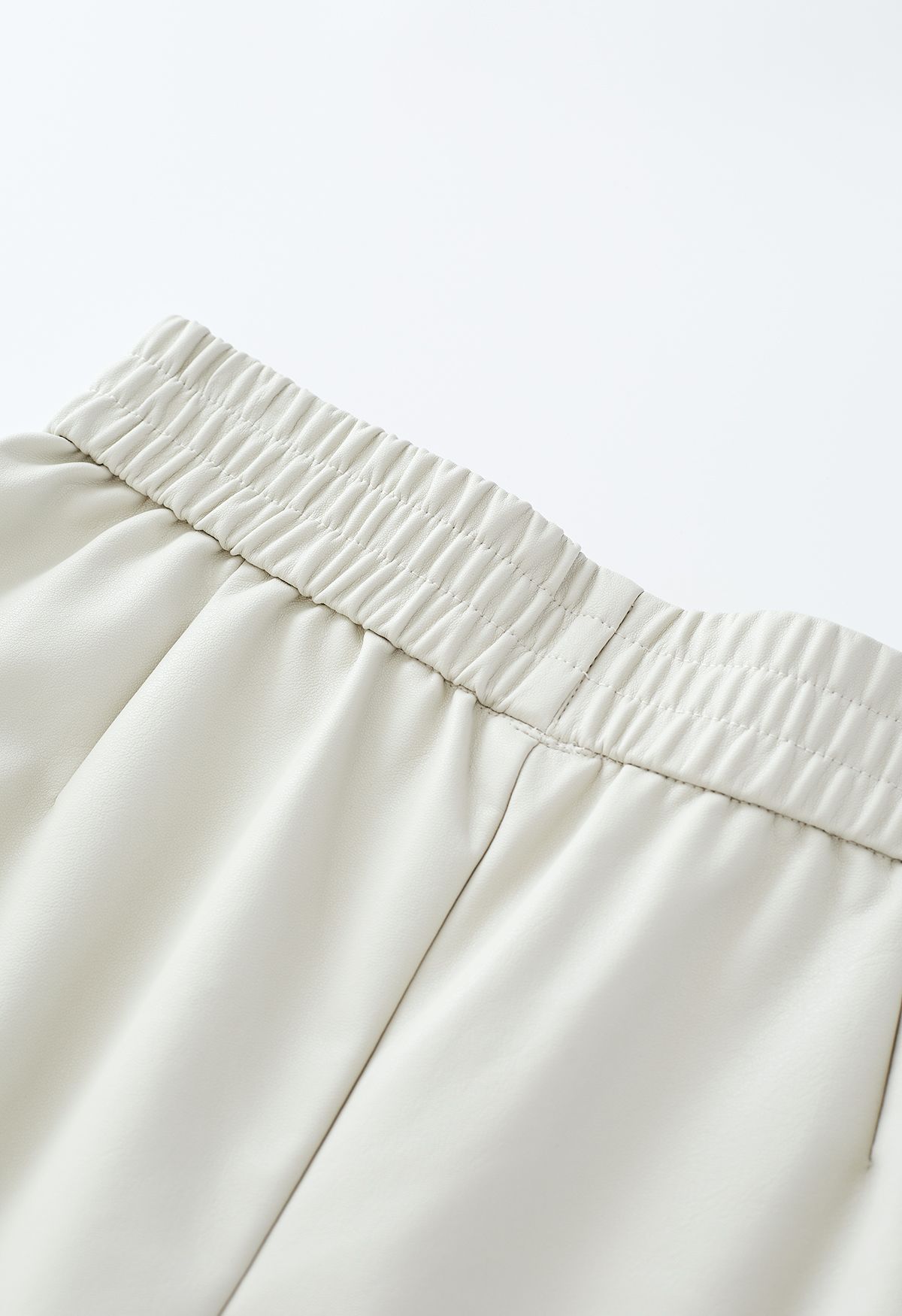 Strukturierte, geknöpfte Kunstleder-Shorts in Elfenbein