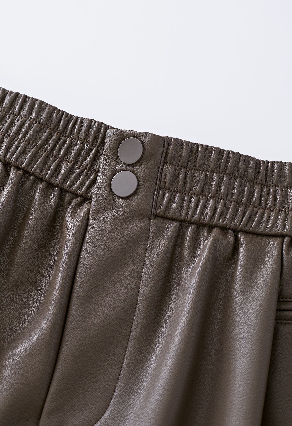 Strukturierte, geknöpfte Kunstleder-Shorts in Braun