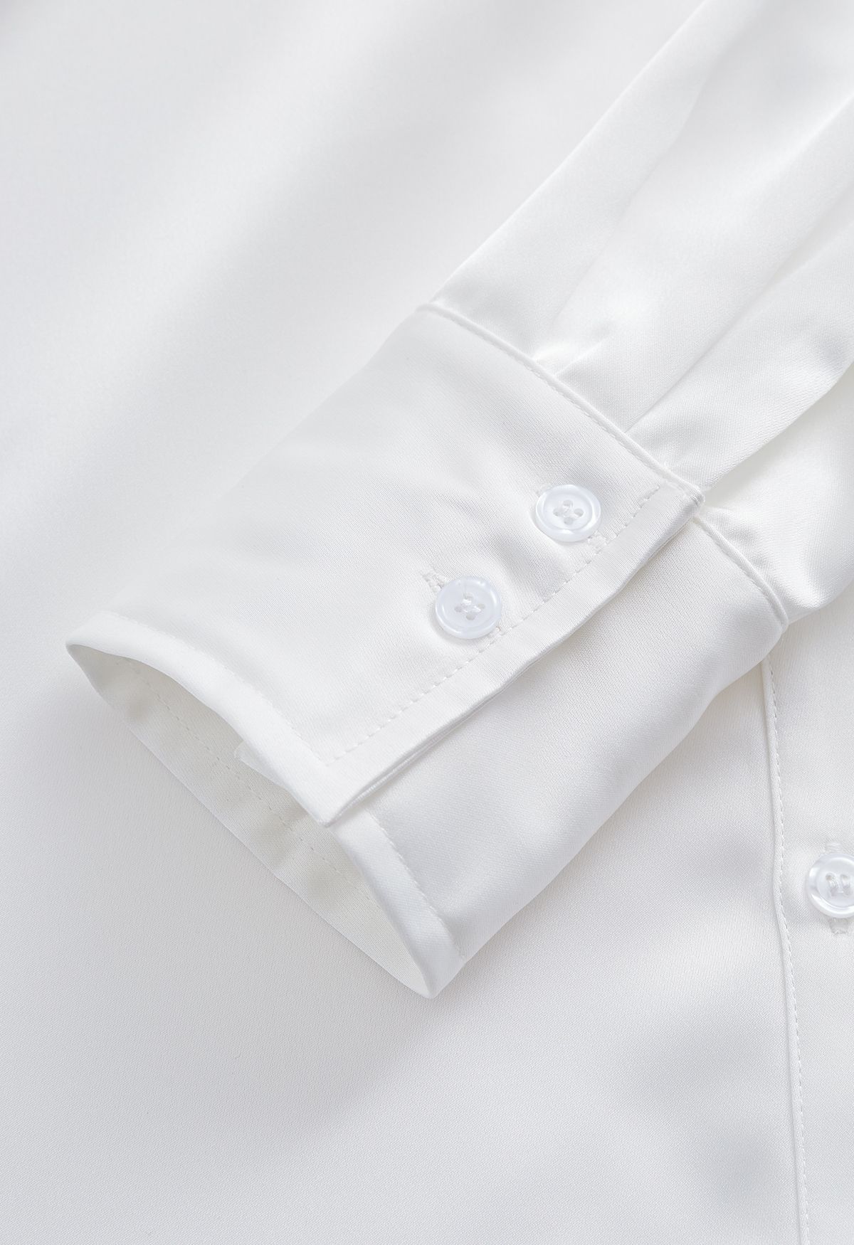 Hemd mit Satin-Finish und Knöpfen in Weiß