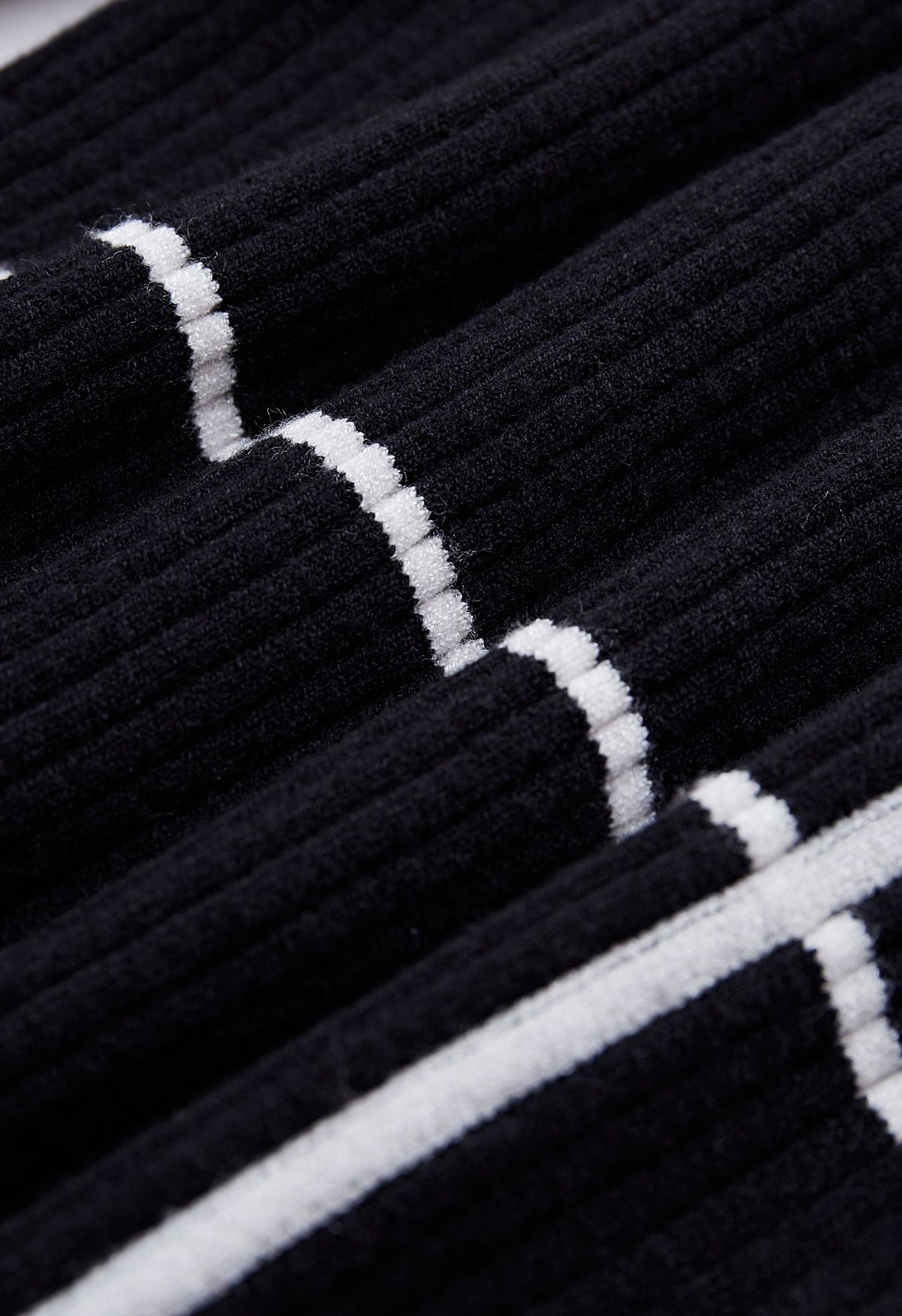 Geknöpfter Pullover mit Gittermuster und V-Ausschnitt in Schwarz