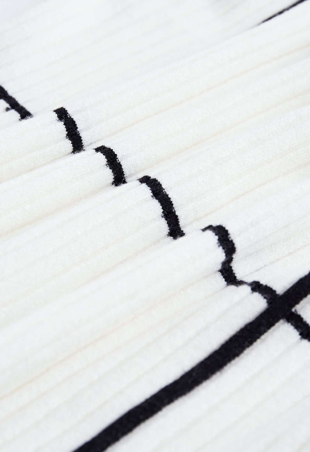 Geknöpfter Pullover mit Gitter und V-Ausschnitt in Weiß