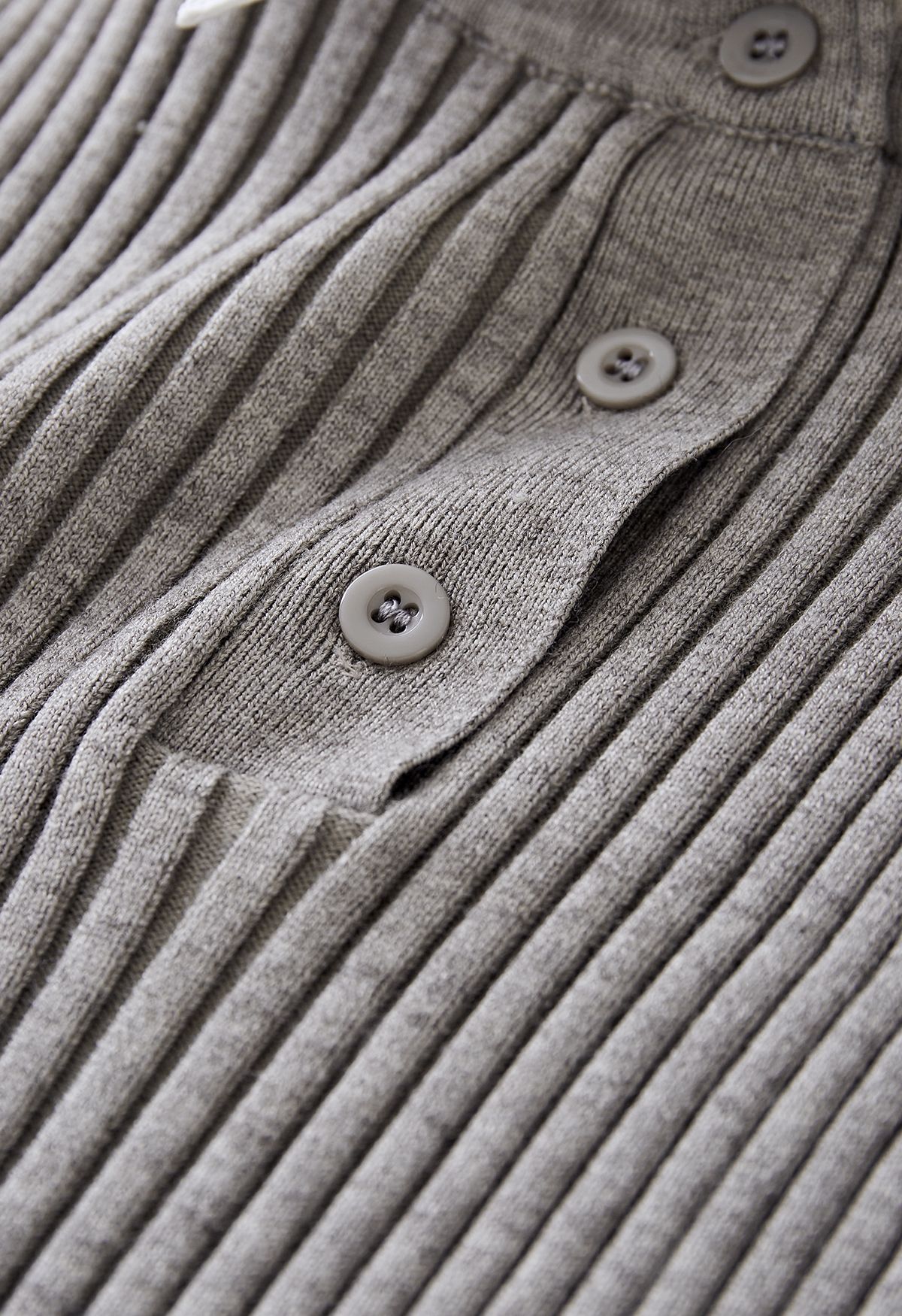Asymmetrisches Rippstrick-Hemd in Grau