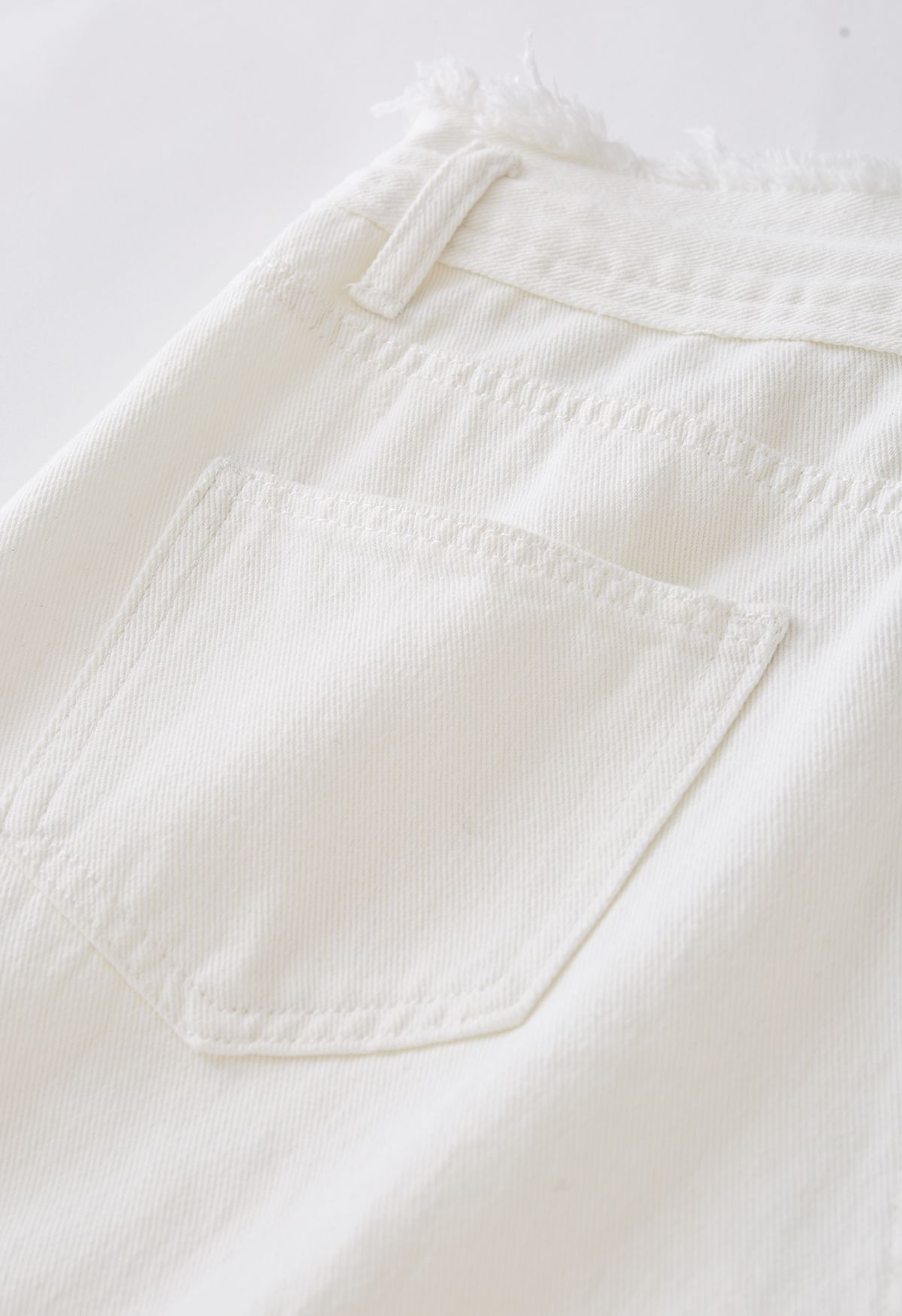 Weiße Jeans mit Kordelzug und ausgefranster Taille
