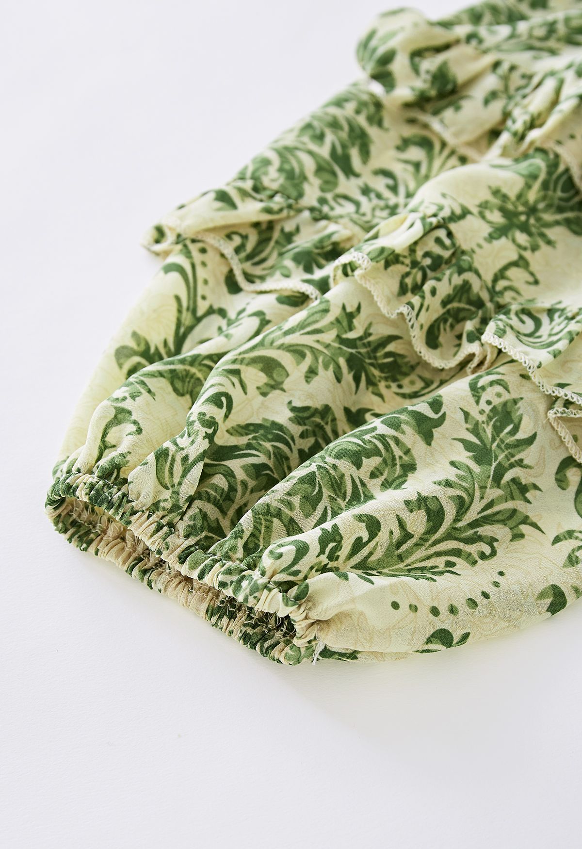 Elegantes Chiffon-Kleid mit floralem Rüschenbesatz und Bindebund in Grün