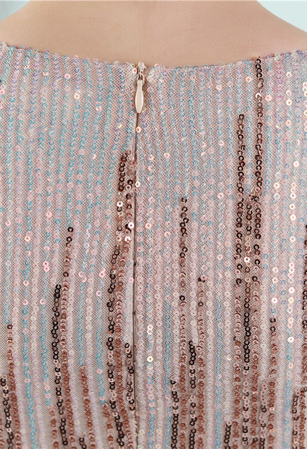 Zweifarbiges Kleid mit überkreuzten Pailletten in Gold