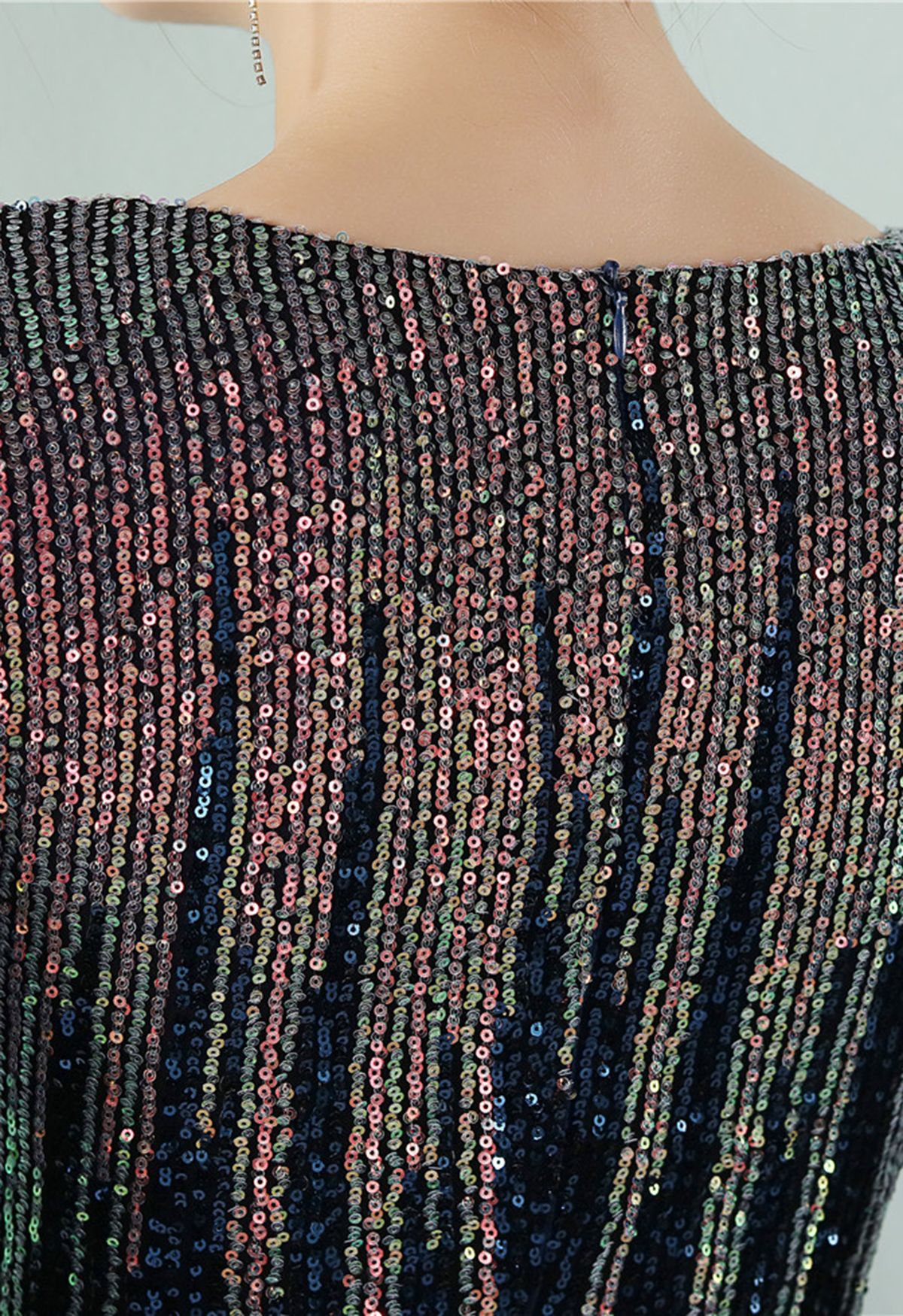 Zweifarbiges Kleid mit überkreuzten Pailletten in Marineblau