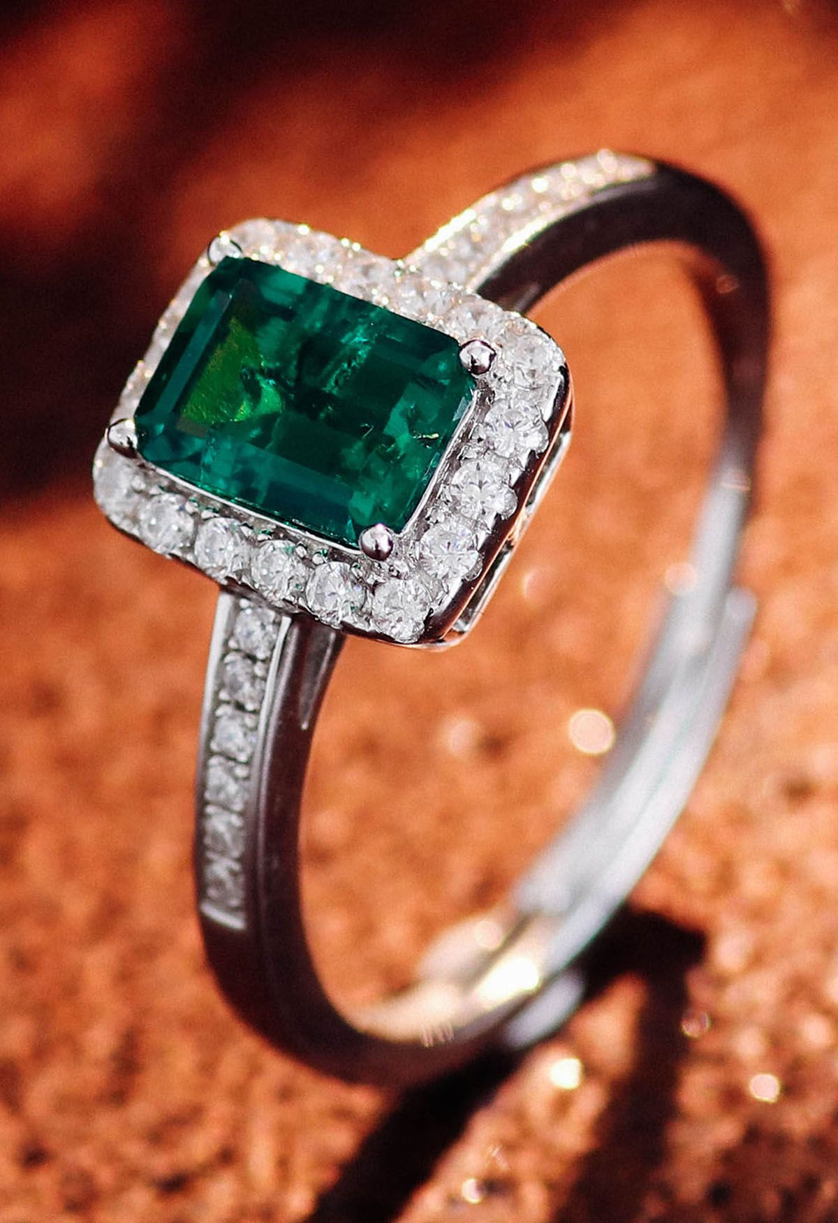 Diamantring mit Smaragd-Edelsteinen in Kanalfassung