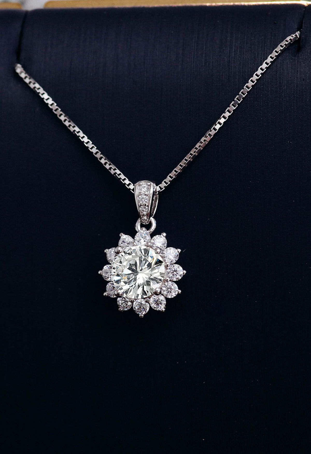 Blühende florale Halo-Moissanite-Diamant-Halskette