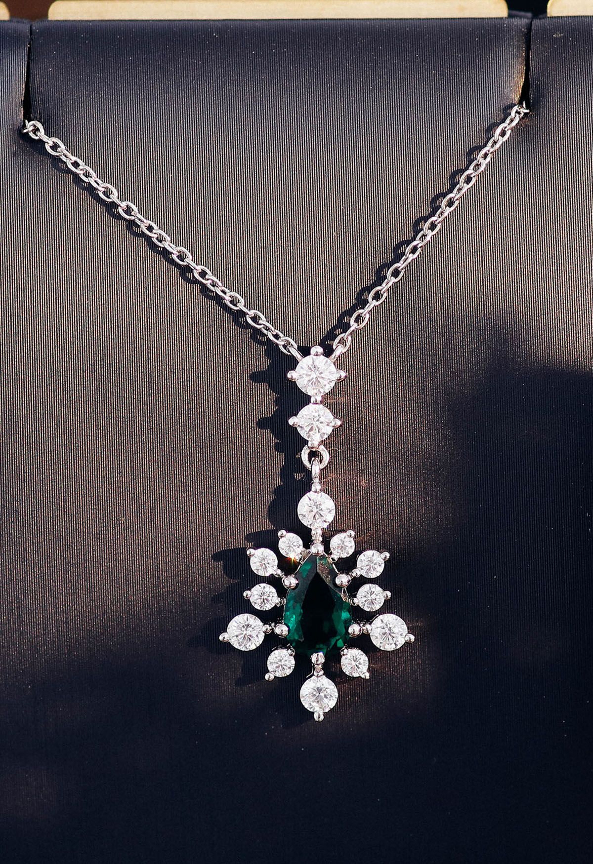 Smaragd-Edelstein-Halskette in Schneeflockenform