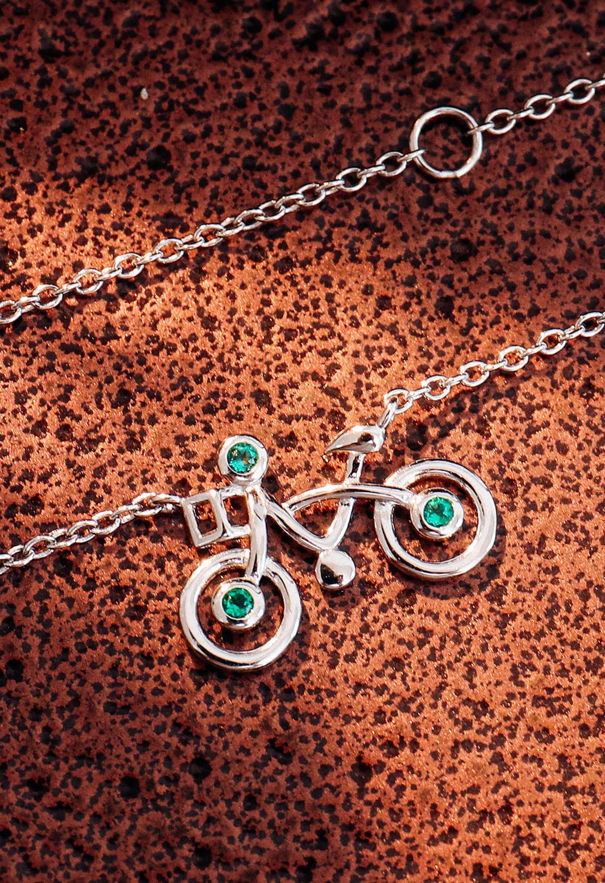 Smaragd-Edelstein-Halskette in Fahrradform