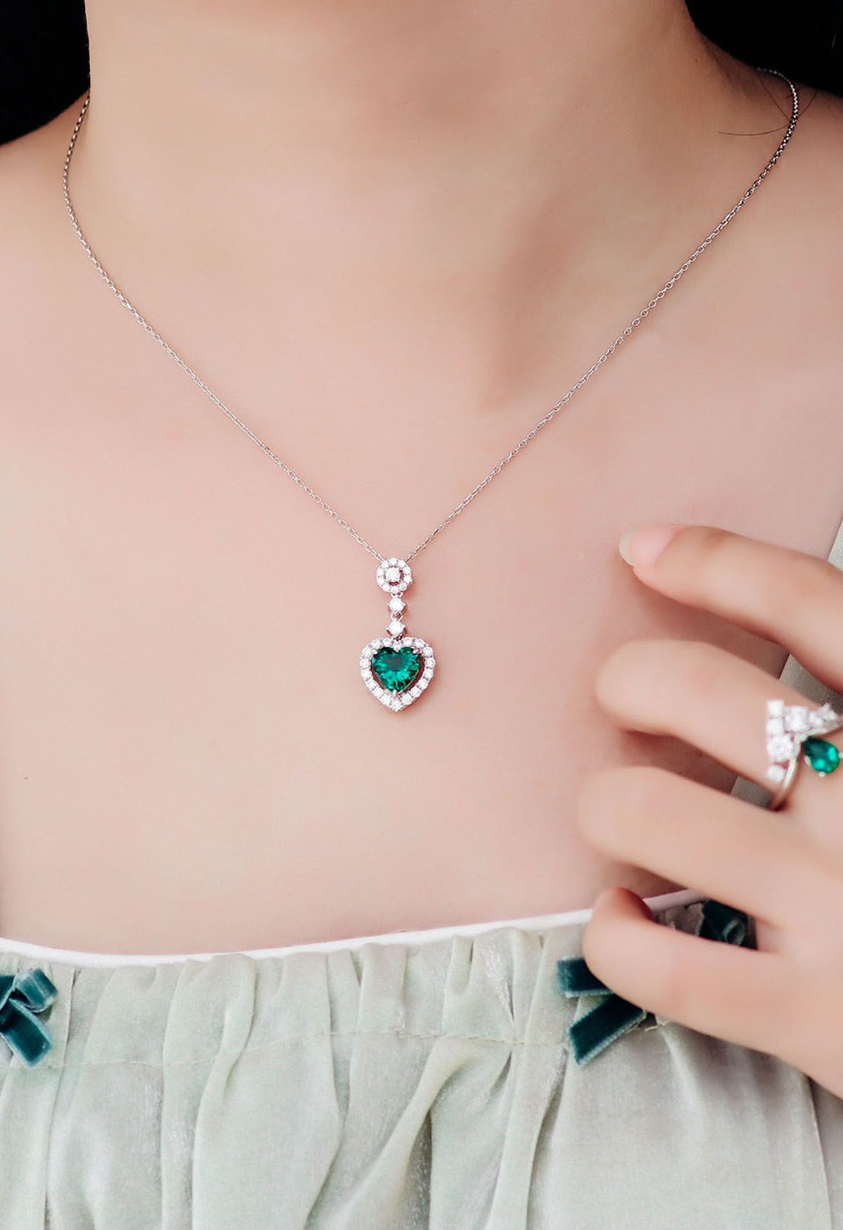 Smaragd-Edelstein-Halskette in Herzform