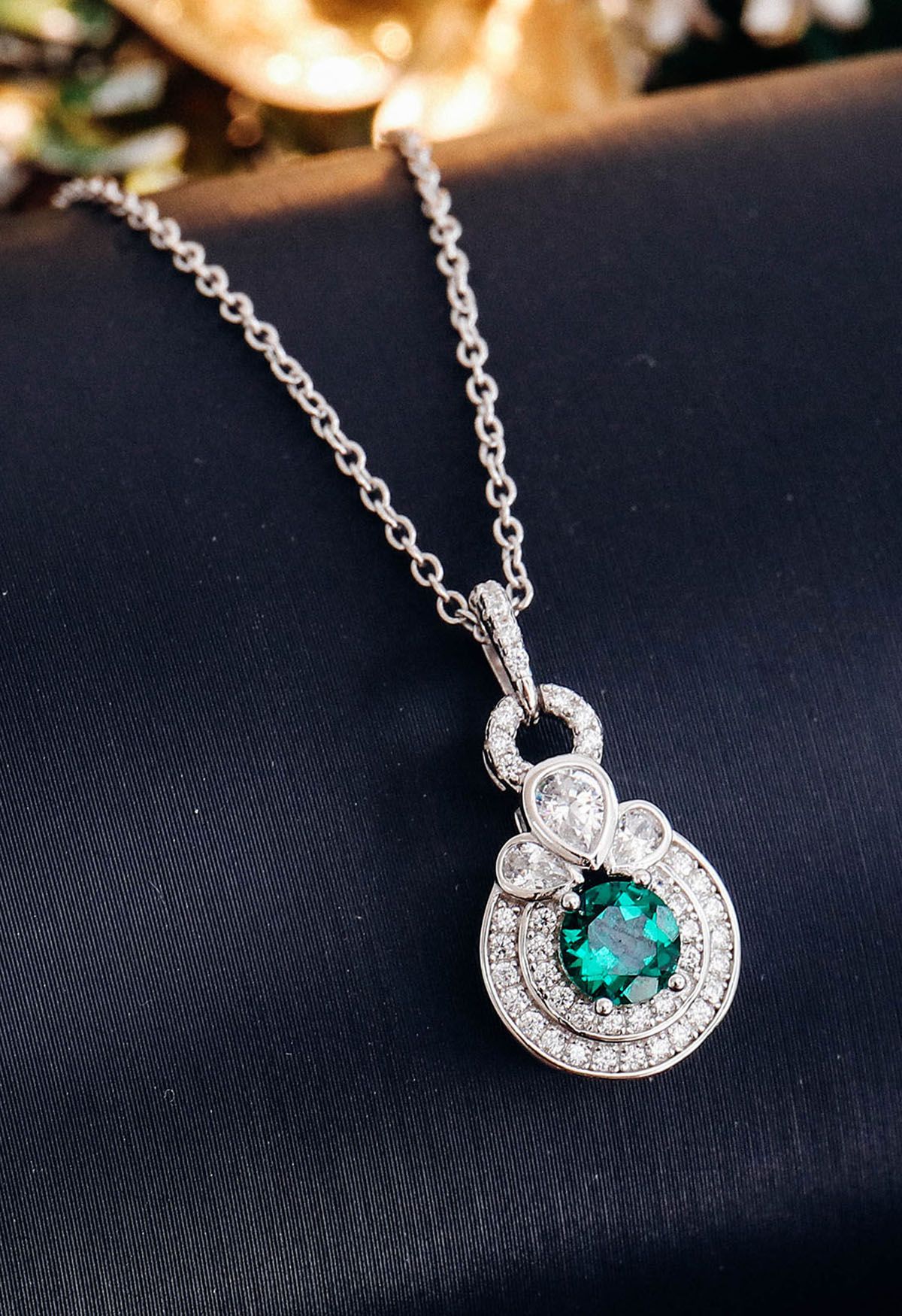 Abgerundete Halo-Smaragd-Diamant-Halskette