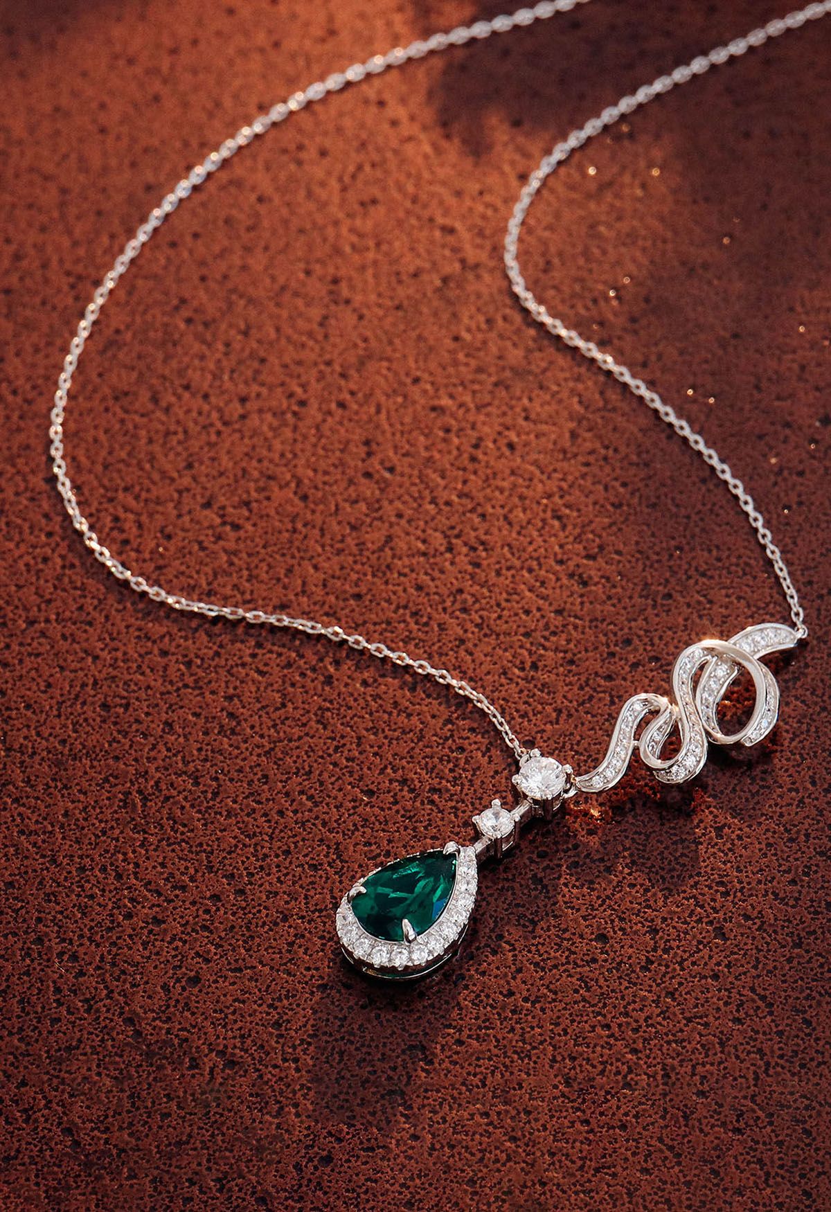 Birnenform Halo-Smaragd-Edelstein-Halskette